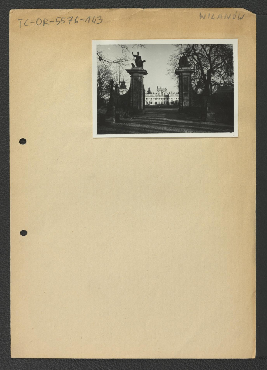 fotografia czarno-biała przedstawiająca bramę wjazdową na wprost pałacu, skan 1