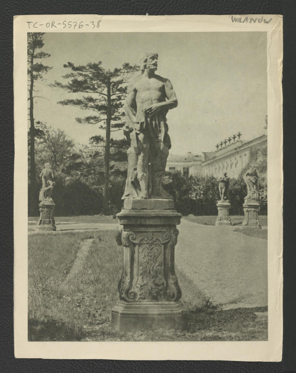 rzeźba figuratywna „Antoniusza” na terenie miejscowego ogrodu; nadbitka karty z publikacji Ciołek G., Ogrody polskie, Warszawa 1954, s. 292, skan 1