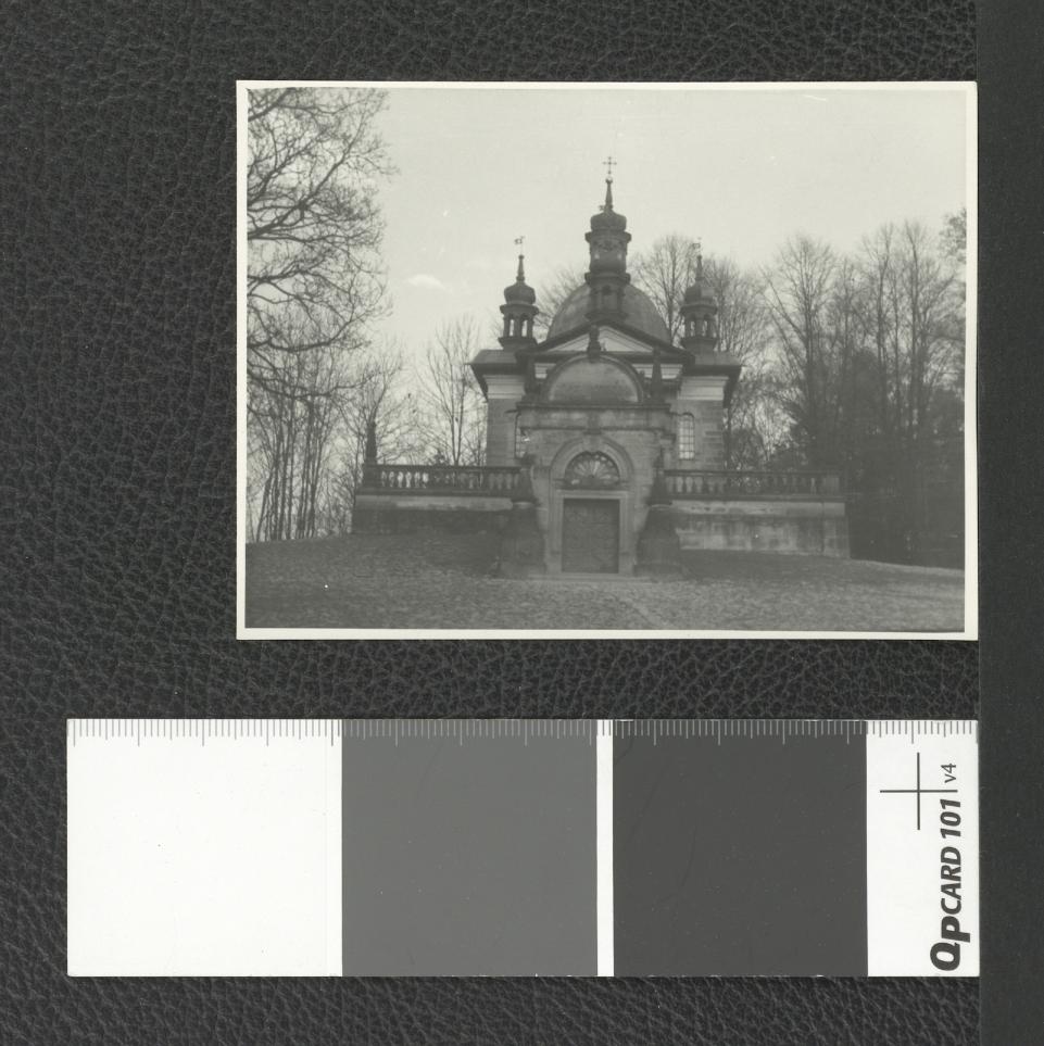 tzw. ratusz Piłata wzniesiony w 1605 r. na podstawie planów autorstwa Pawła Baudartha; przynajmniej jedną z nich wykonał Gerard Ciołek w 1961 r., skan 5