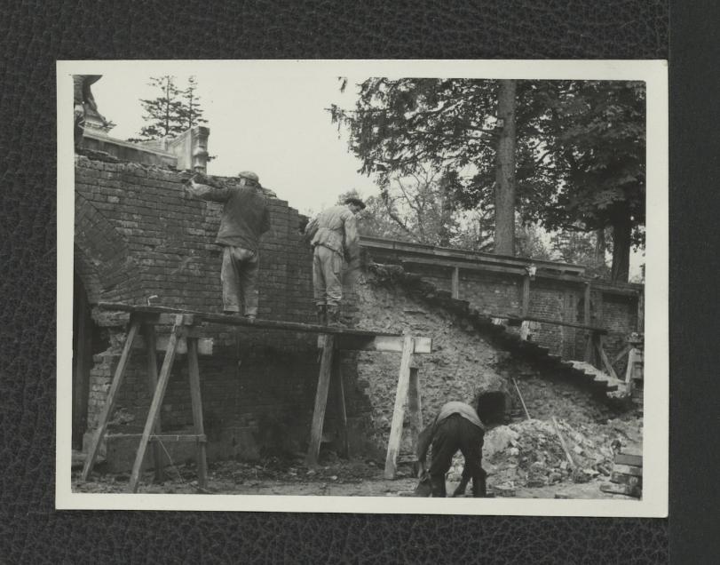 fotografia czarno-biała przedstawiająca prace budowlane przy murze oporowym i schodach we wschodniej części ogrodu, skan 1