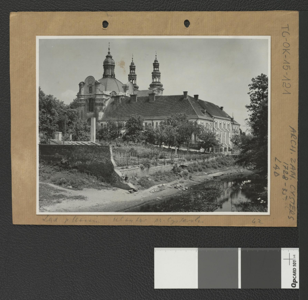 widok na miejscowy klasztor od (prawdopodobnie) zachodu , skan 1