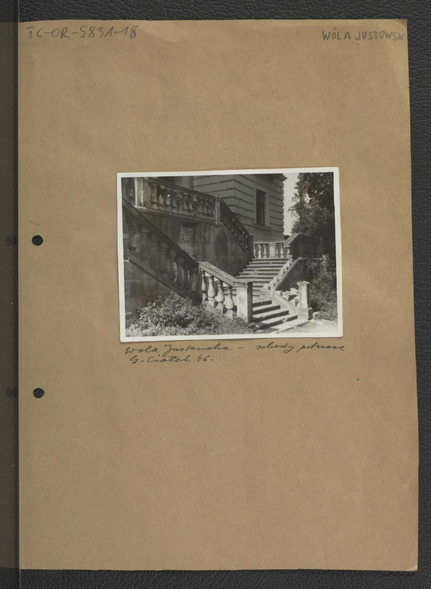 fotografia czarno-biała przedstawiająca  pałacowe schody, skan 1