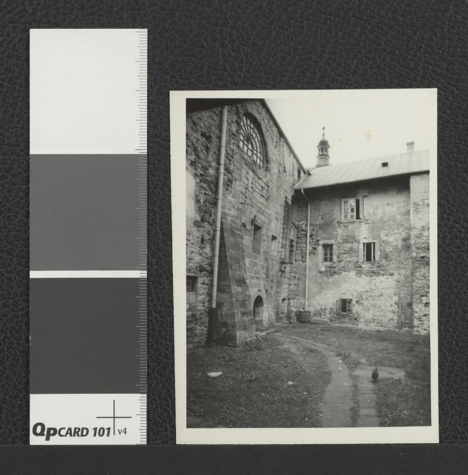 widok ogrodu na dziedzińcu klasztoru, skan 1