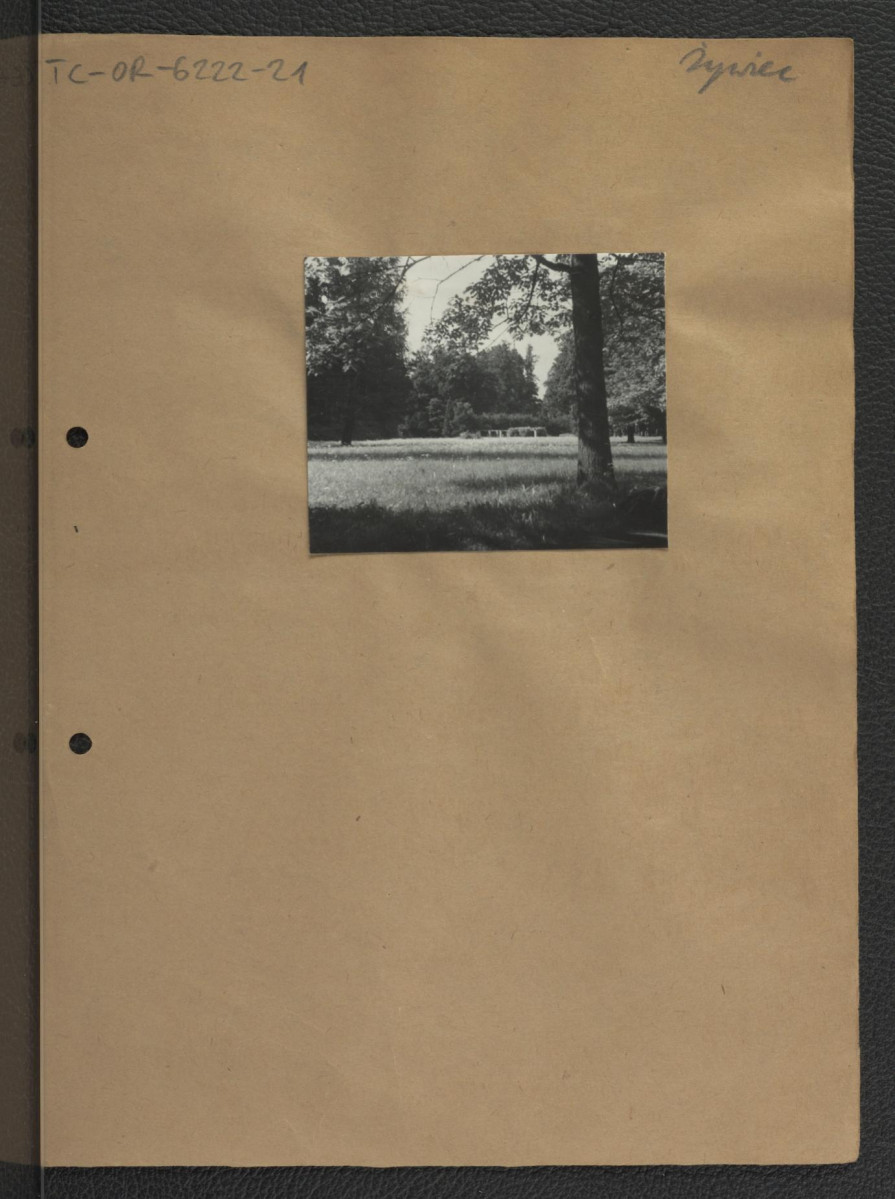 2 fotografie czarno-białe przedstawiające fragmenty miejscowego parku, skan 1
