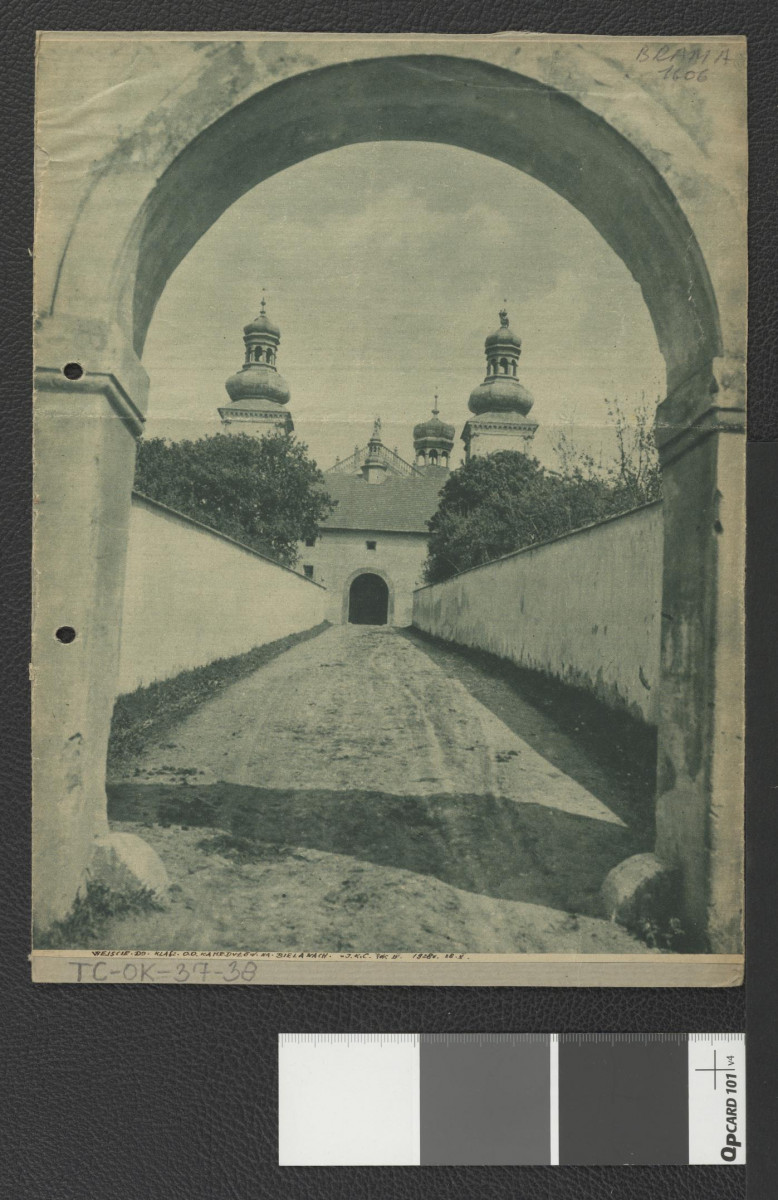 wycinek z „Ilustrowanego Kuriera Codziennego”, Rok IV (1928) zawierający reprodukcję fotografii czarno-białej przedstawiający wejście na teren klasztoru , skan 1