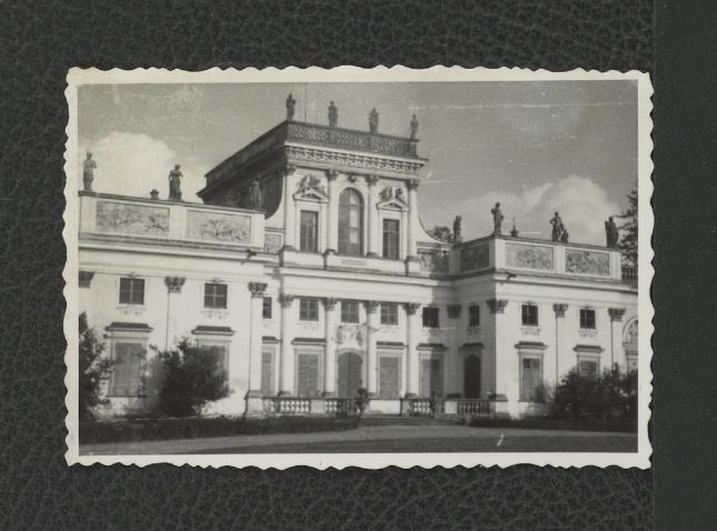 2 fotografie czarno-białe przedstawiające elewację frontową miejscowego pałacu, skan 1