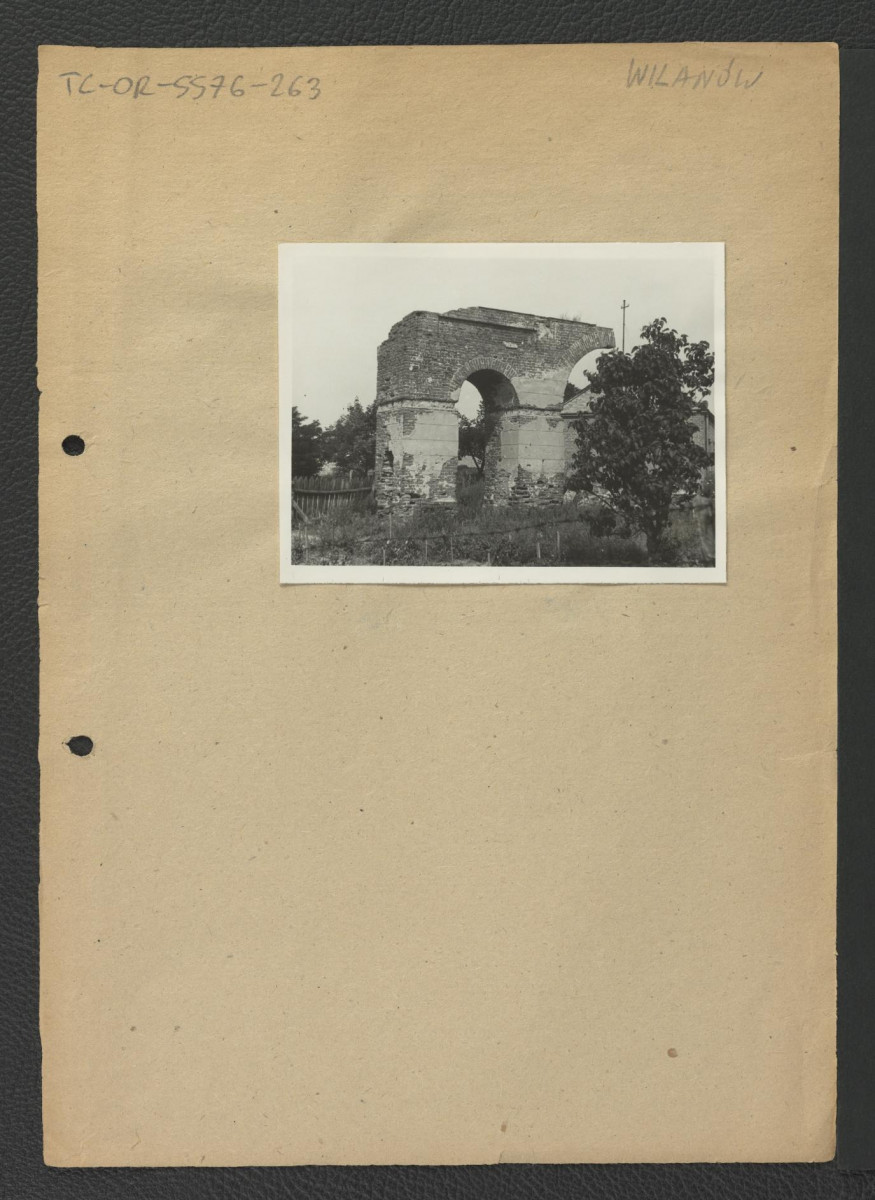 fotografia czarno-biała przedstawiająca fragment zrujnowanej zabudowy w ramach miejscowego zespołu pałacowego, skan 1