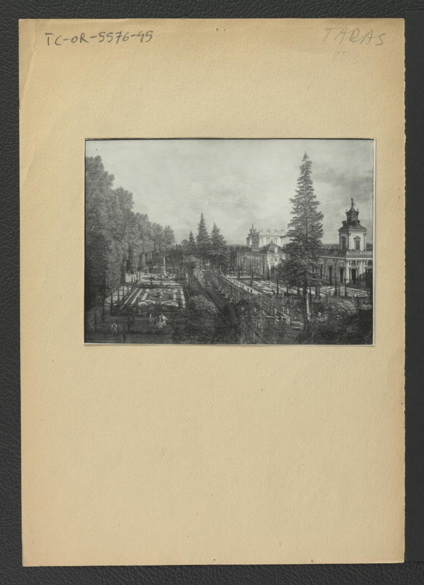 fotografia czarno-biała reprodukcji weduty autorstwa Bernardo Belotto ukazującej fragment miejscowego parku oraz fragment elewacji pałacowej widocznej od północnego wschodu , skan 1