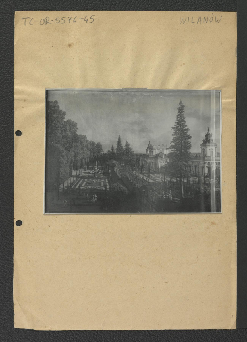 fotografia czarno-biała reprodukcji weduty autorstwa Bernardo Belotto ukazującej fragment miejscowego parku oraz fragment elewacji pałacowej widocznej od północnego wschodu , skan 2