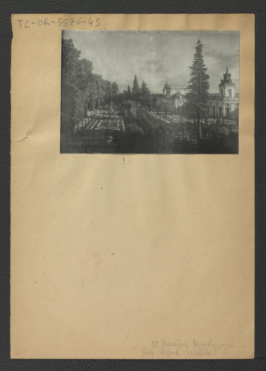 fotografia czarno-biała reprodukcji weduty autorstwa Bernardo Belotto ukazującej fragment miejscowego parku oraz fragment elewacji pałacowej widocznej od północnego wschodu , skan 3