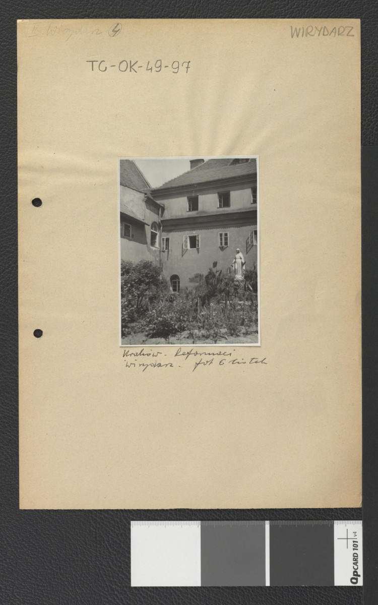 fragment wirydarza klasztornego z widoczną rzeźbą figuratywną                                                    , skan 1