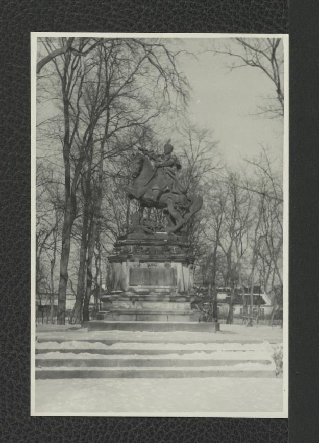 fotografia czarno-biała przedstawiająca pomnik konny króla Jana III na cokole, skan 1