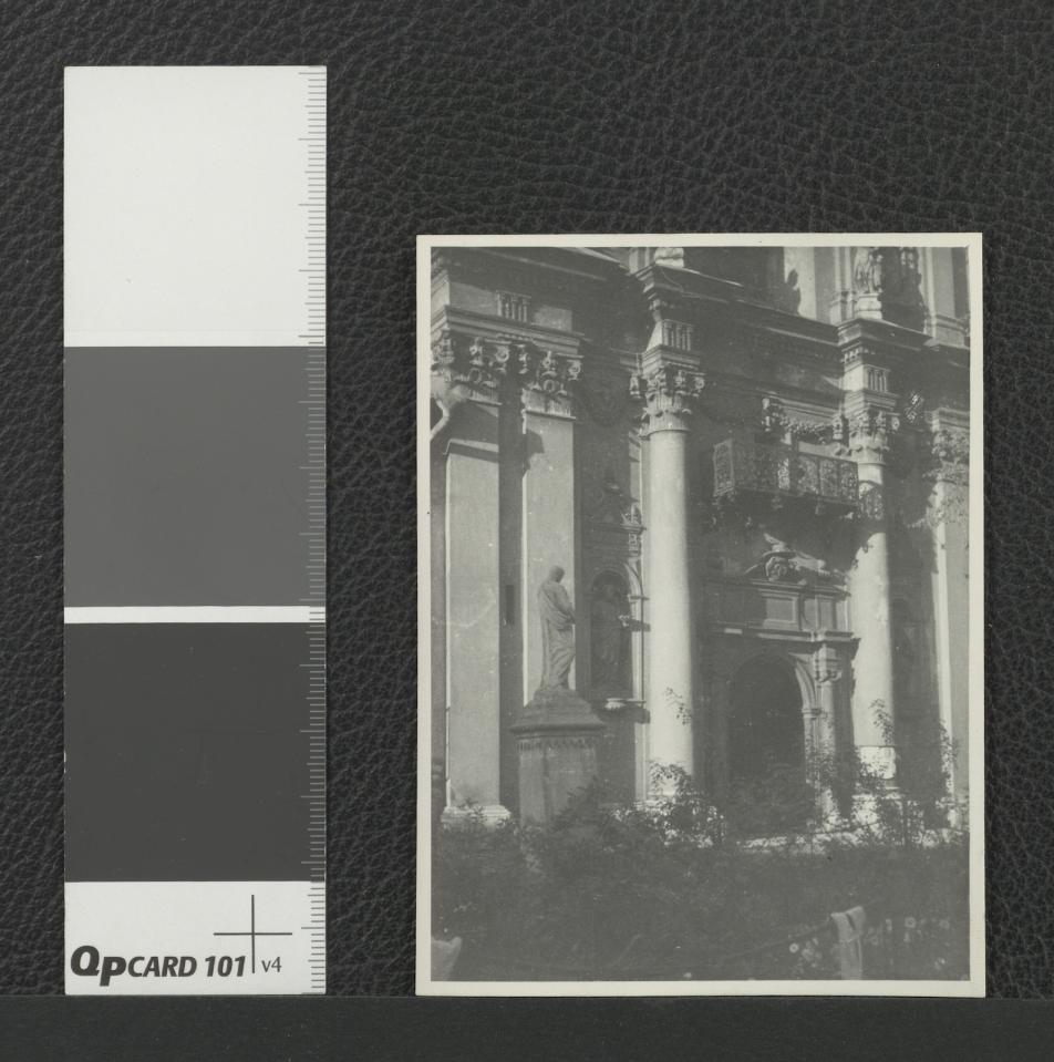 widok elewacji frontowej miejscowego klasztoru , skan 3