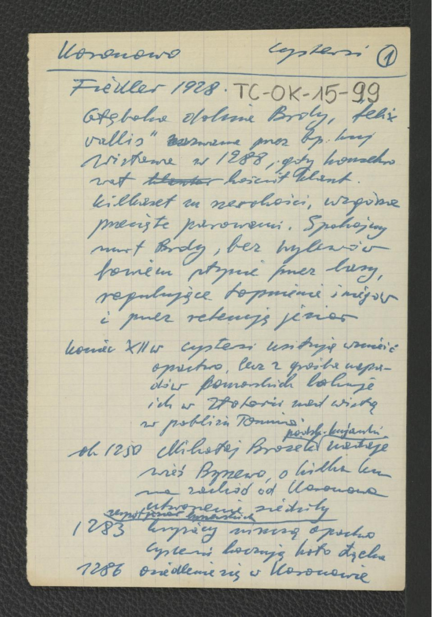 wypis z Fieller, 1928 wzmiankujący warunki środowiskowe w pobliżu klasztoru oraz ważniejsze epizody w jego dziejach począwszy od schyłku XII wieku kiedy to zakonnicy podjęli prośbę wzniesienia klasztoru udaremnioną najazdem Pomorzan, skan 1