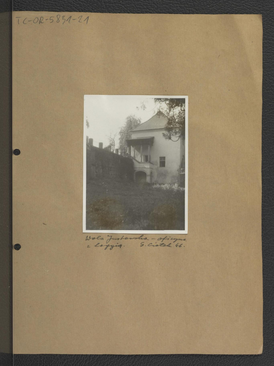 fotografia czarno-biała przedstawiająca oficynę z loggią, skan 1