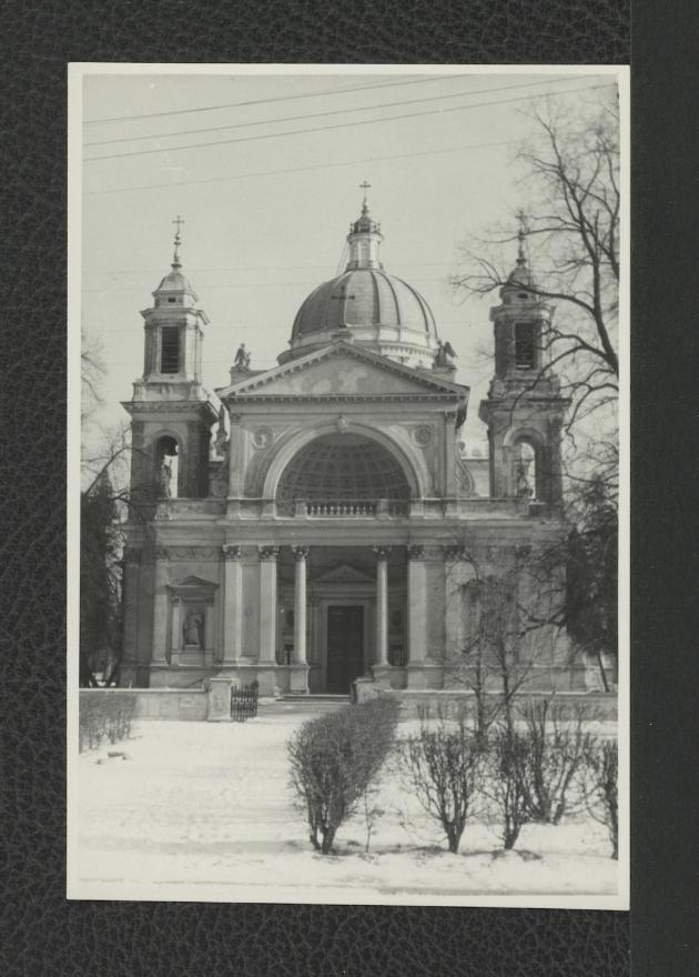 fotografia czarno-biała przedstawiająca elewacje frontową kościoła św. Anny, skan 1