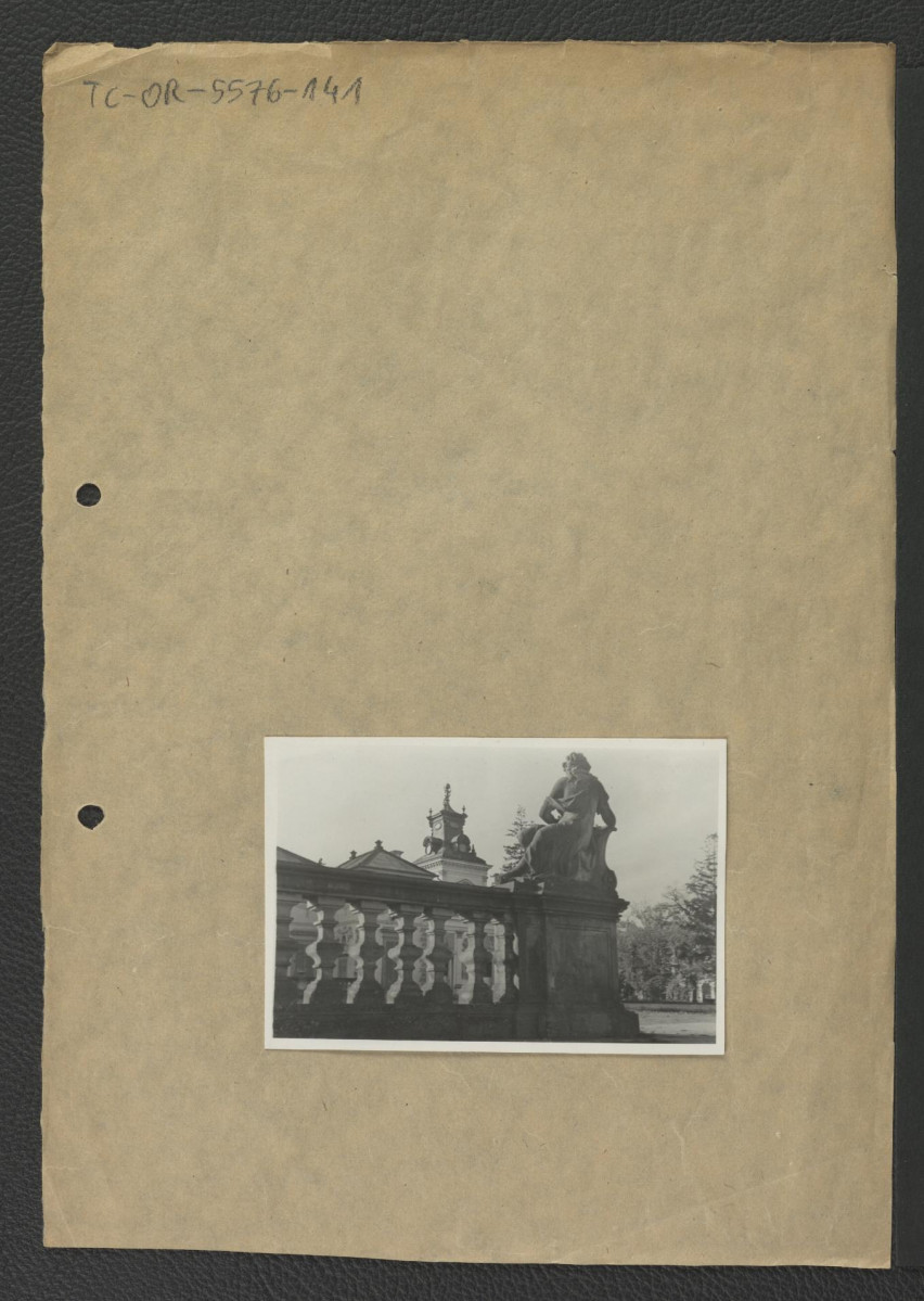 2 fotografie czarno-białe przedstawiające rzeźby figuratywne wieńczące schody i taras w miejscowym ogrodzie, skan 2