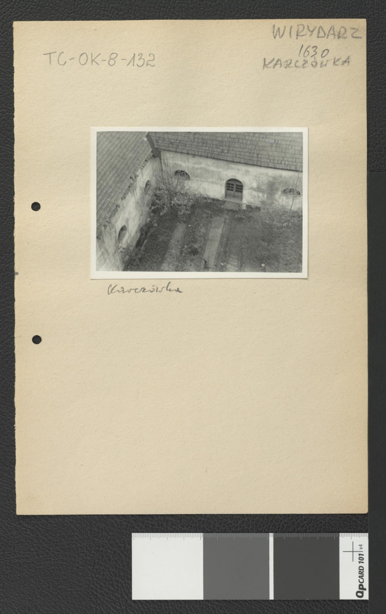 widok z góry na wirydarz klasztorny, skan 1