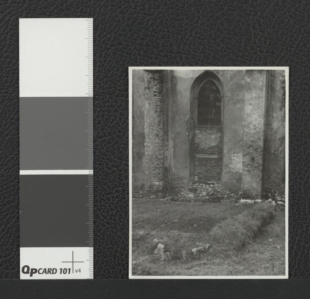 fragment miejscowego dziedzińca oraz okno kościoła klasztornego , skan 1