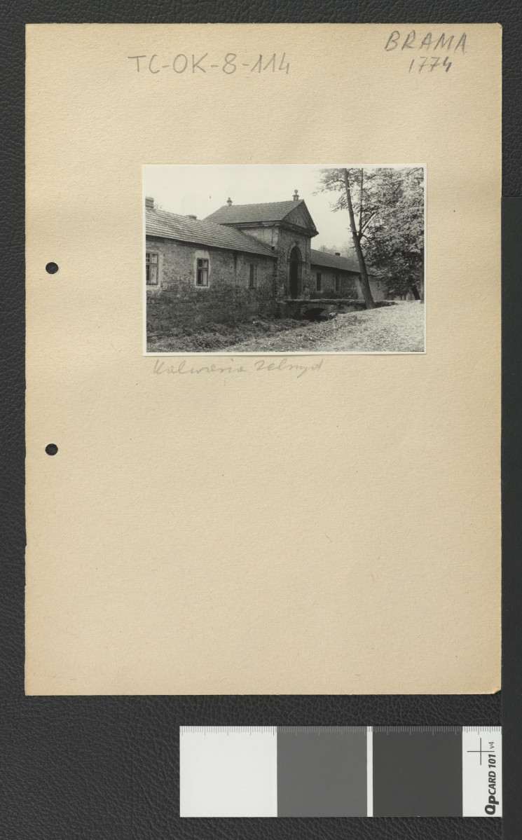 jedna z  bram wiodących na teren miejscowego klasztoru , skan 1