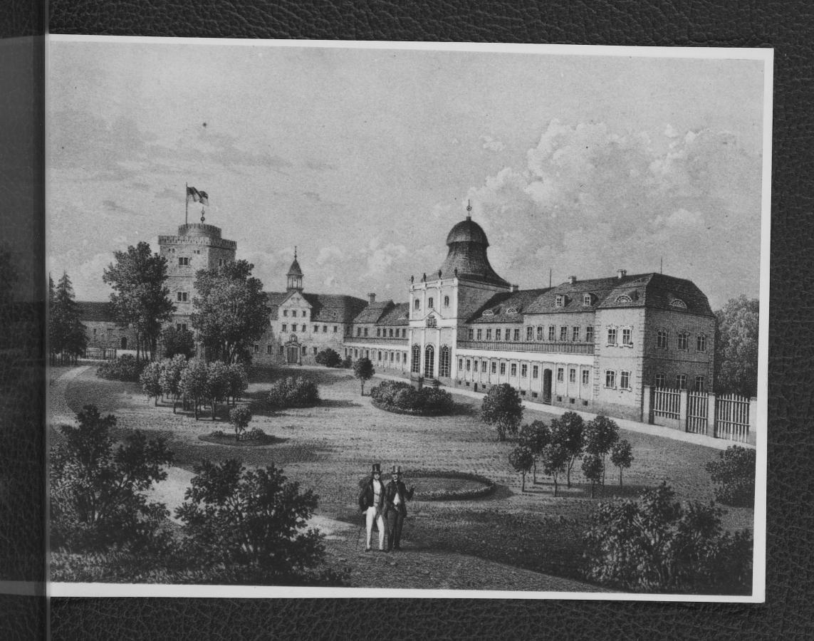 2 fotografie czarno-białe reprodukcji ryciny ukazującej elewację miejscowej posesji , skan 1