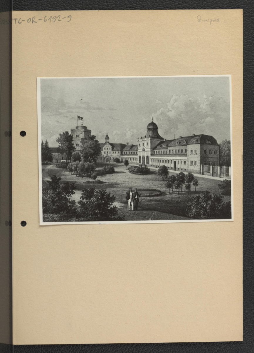 2 fotografie czarno-białe reprodukcji ryciny ukazującej elewację miejscowej posesji , skan 2