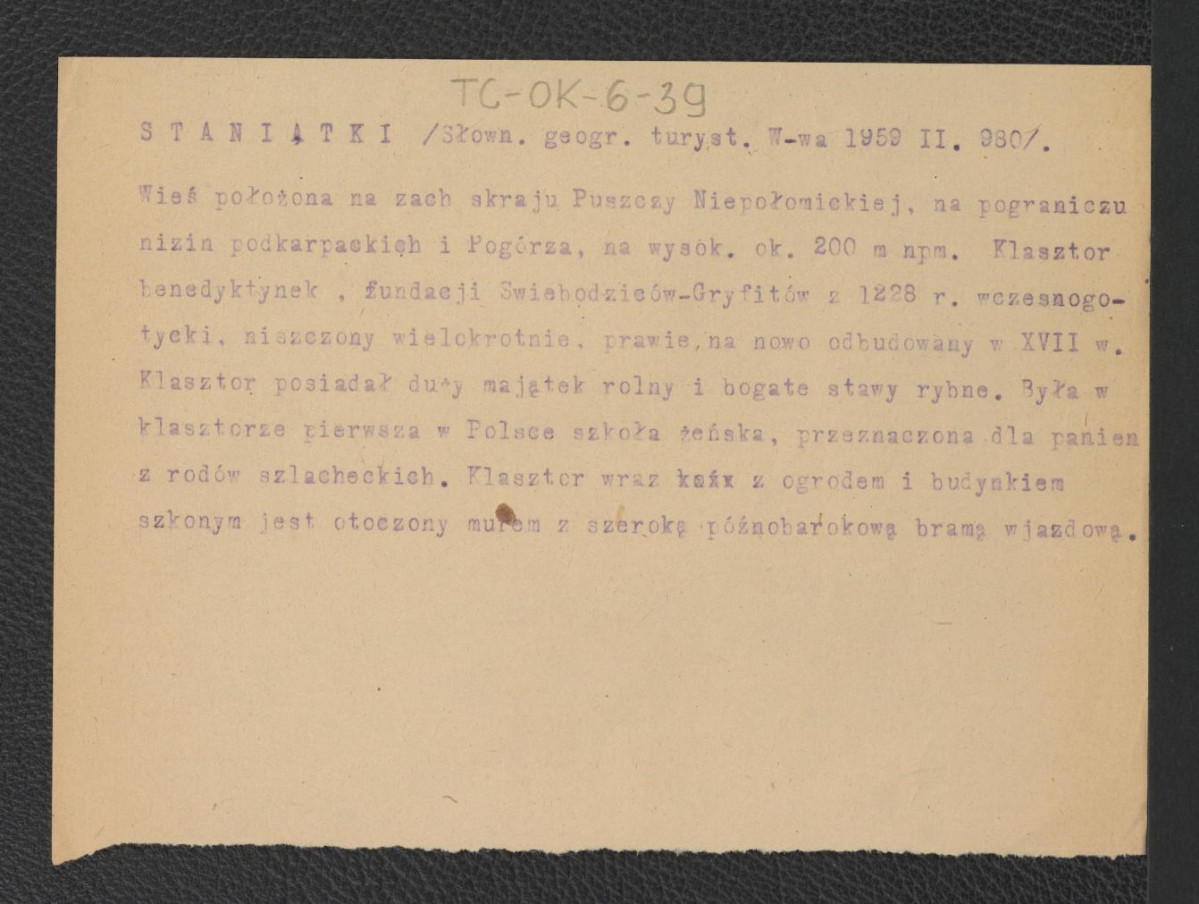 wypis z Słownik Geografii Turystycznej Polski,  tom II, Warszawa 1959, strona 980 dotycząca usytuowania miejscowej wioski, wielokrotnie niszczonego zespołu klasztornego oraz tamtejszej szkoły żeńskiej, skan 1