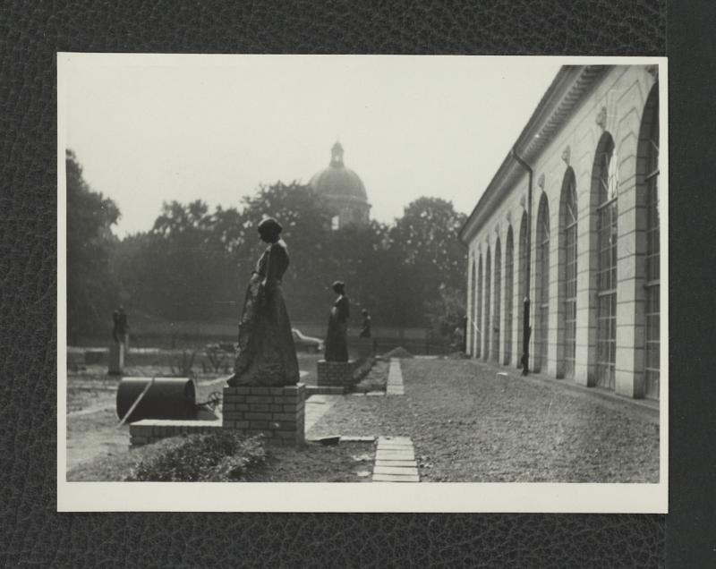 fotografia czarno-biała przedstawiająca widok na kopułę kościoła św. Anny od strony miejscowego ogrodu; fragment oranżerii, skan 1