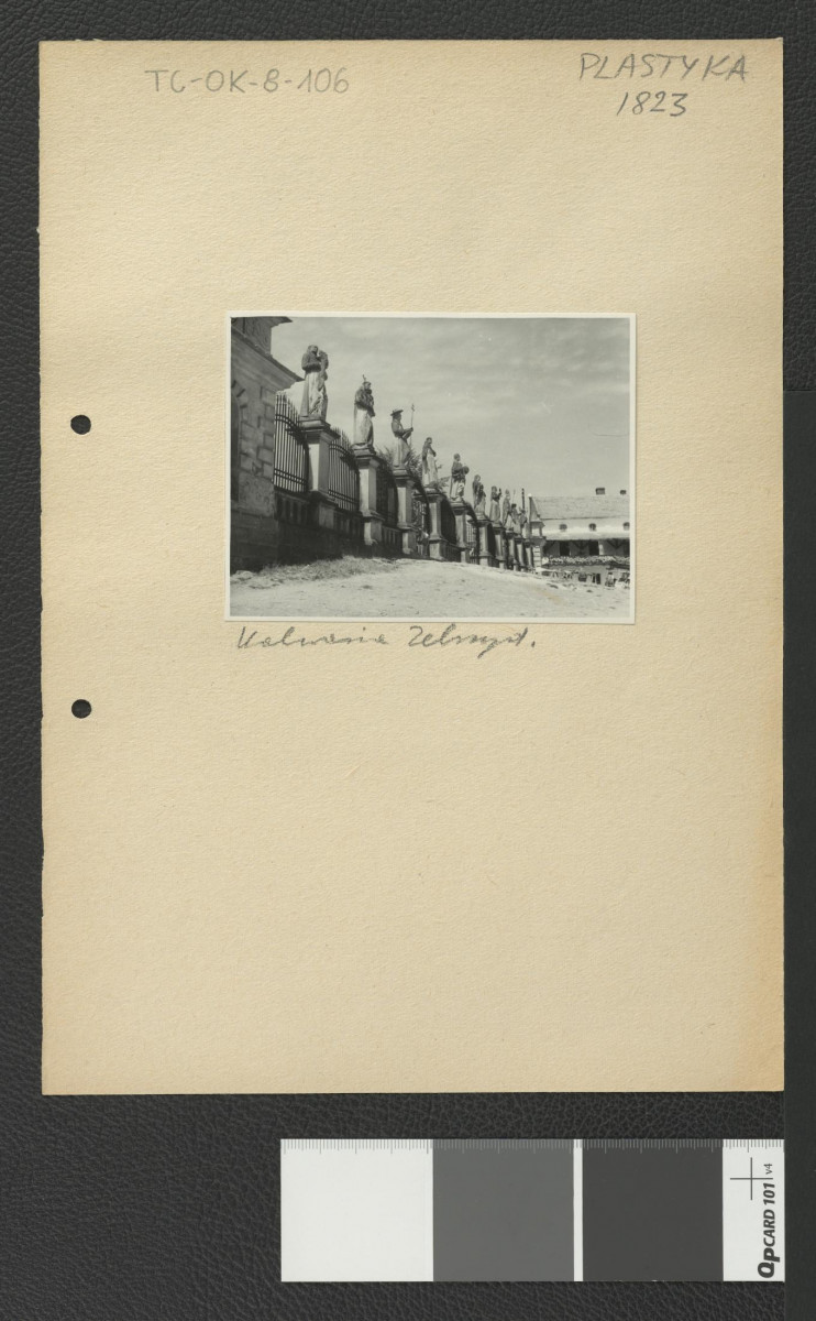 fragment klasztornego ogrodzenia zwieńczonego rzeźbami figuratywnymi świętych , skan 1