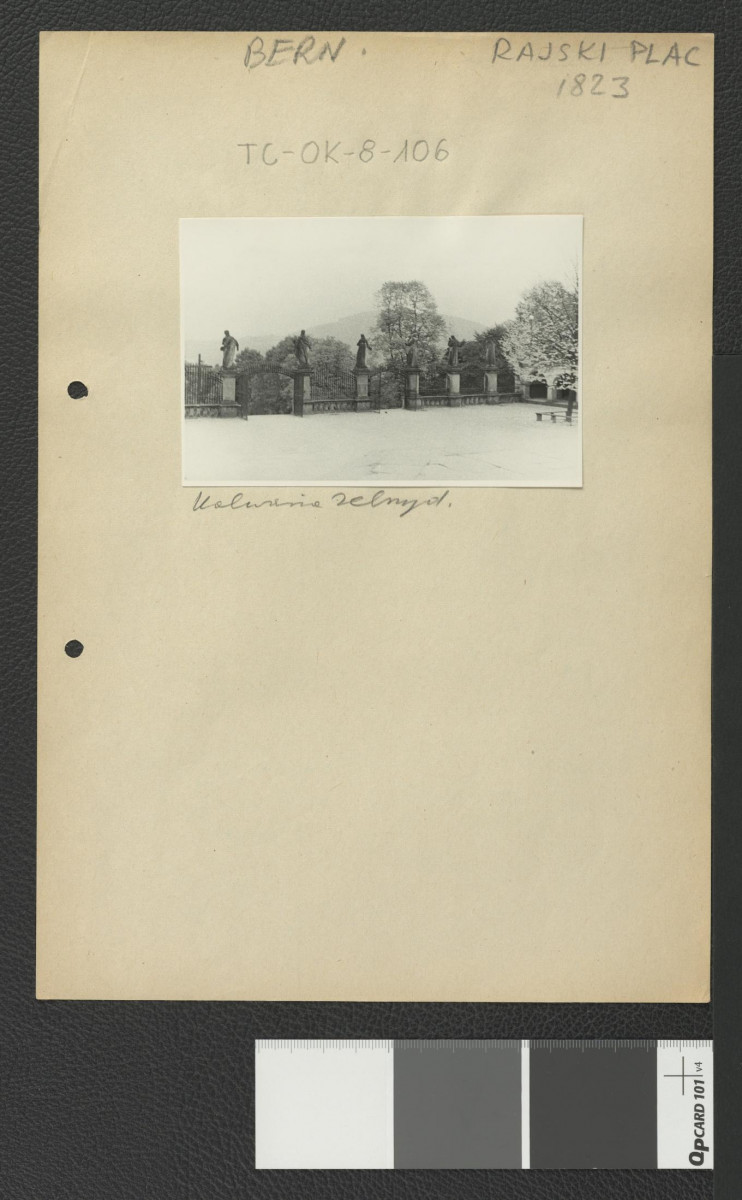 fragment klasztornego ogrodzenia zwieńczonego rzeźbami figuratywnymi świętych , skan 2