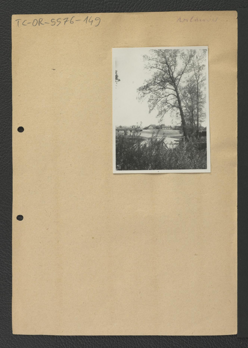 fotografia czarno-biała prawdopodobnie przedstawiająca fragment dawnego mostu nad złączeniem Jeziora Wilanowskiego i Jeziora Powsińskiego (obecnie ulica Zygmunta Vogla), skan 1