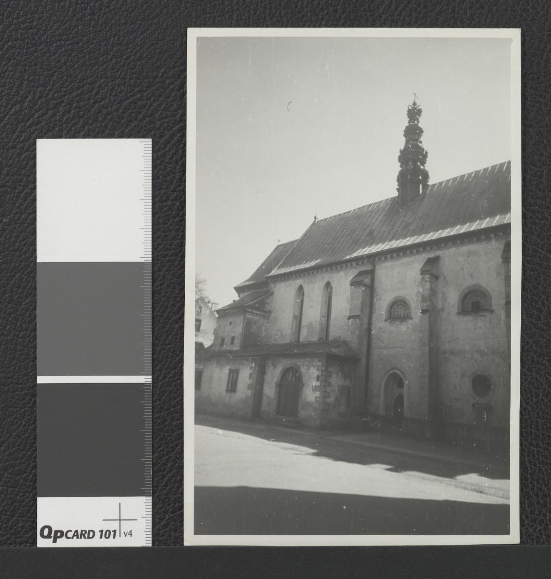 fragment bryły miejscowego kościoła klasztornego widocznej od północnego-zachodu , skan 1
