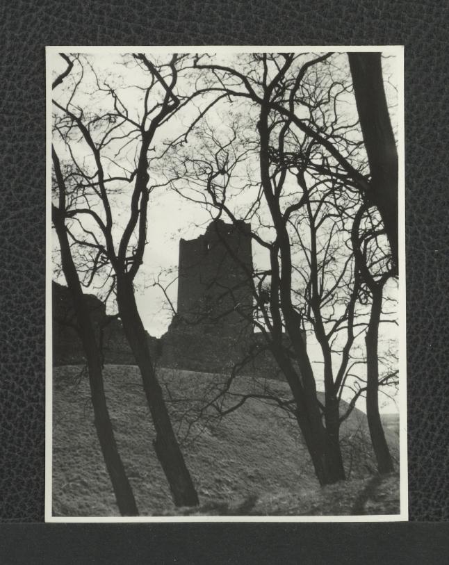 fotografia czarno-biała ukazująca jedną z baszt zamkowych, skan 1