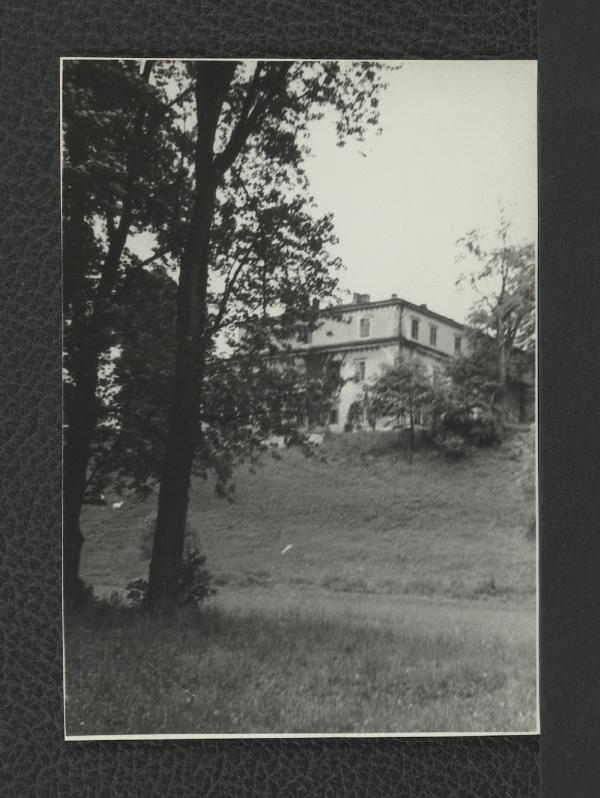 2 fotografie czarno-białe przedstawiające fragment elewacji miejscowego pałacu widocznego od strony parku, skan 1