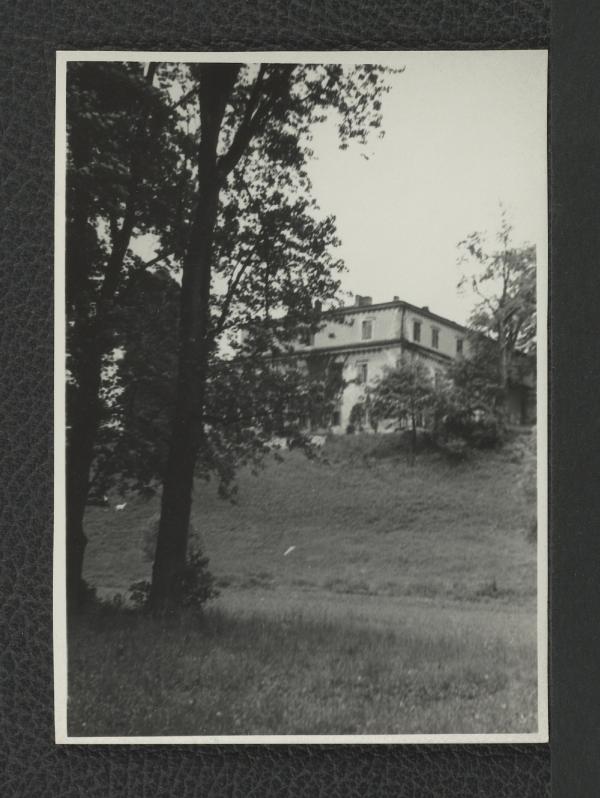 2 fotografie czarno-białe przedstawiające fragment elewacji miejscowego pałacu widocznego od strony parku, skan 2