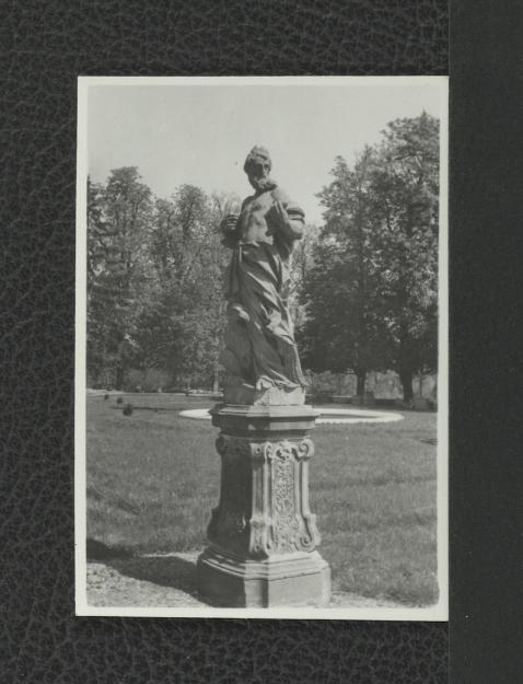 18 fotografii czarno-białych fotografii ukazujących rzeźby figuratywne attycyzujące (m.in. „Antoniusz”, „Artemida”, „Orfeusz”) w północnym alkierzu ogrodowym, skan 11