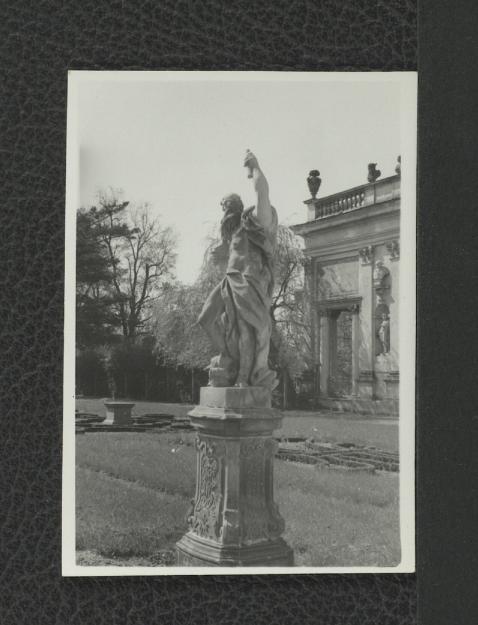 18 fotografii czarno-białych fotografii ukazujących rzeźby figuratywne attycyzujące (m.in. „Antoniusz”, „Artemida”, „Orfeusz”) w północnym alkierzu ogrodowym, skan 13