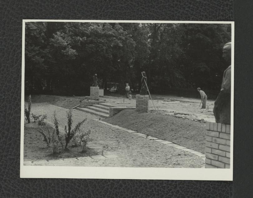 fotografia czarno-biała przedstawiająca prace konserwatorskie prowadzone przy ogrodach od wschodniej strony pałacu, skan 1