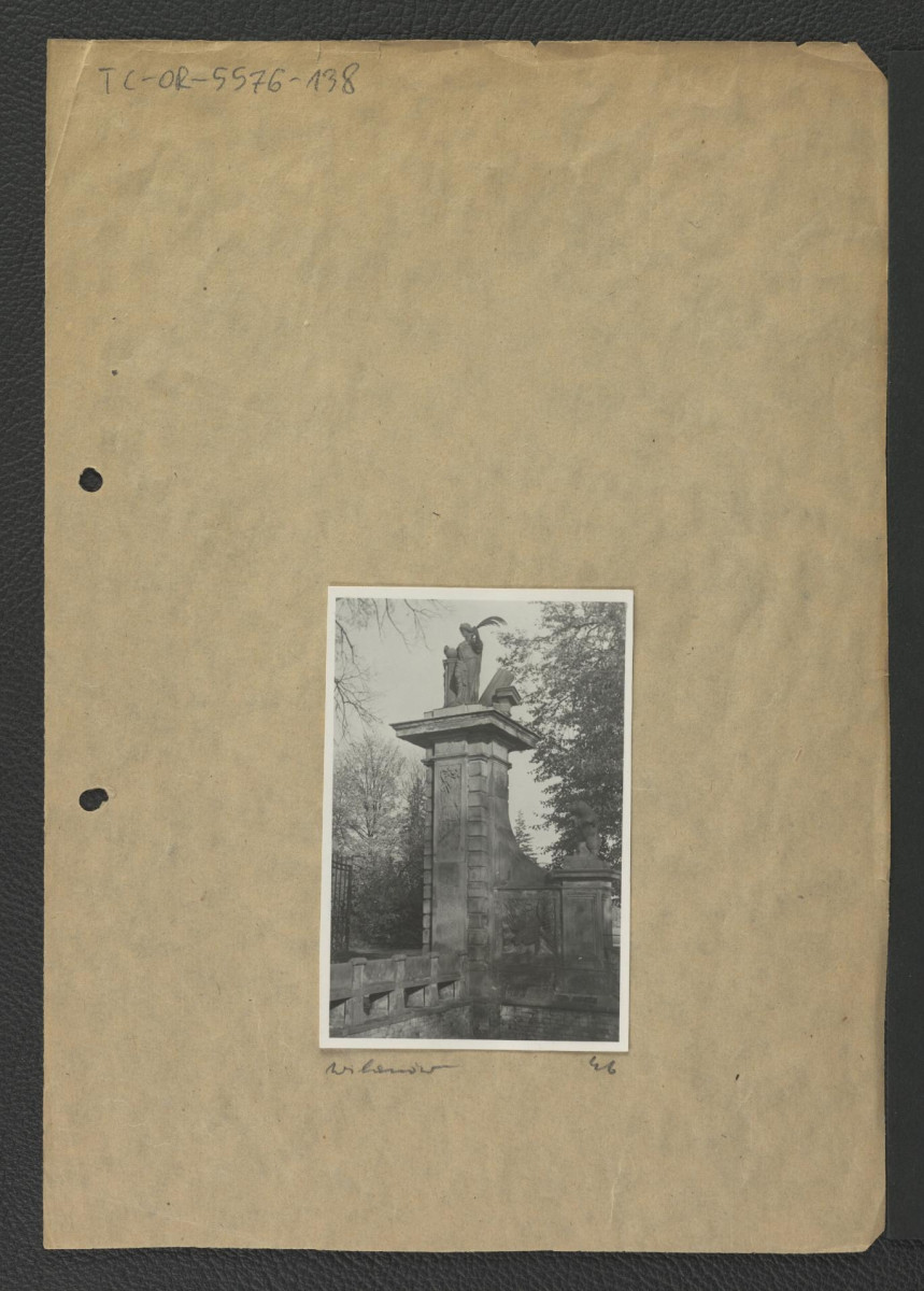 2 fotografie czarno-białe przedstawiające kolumny bramy wjazdowej na wprost pałacu; zdjęcia z różnych pór roku, skan 1