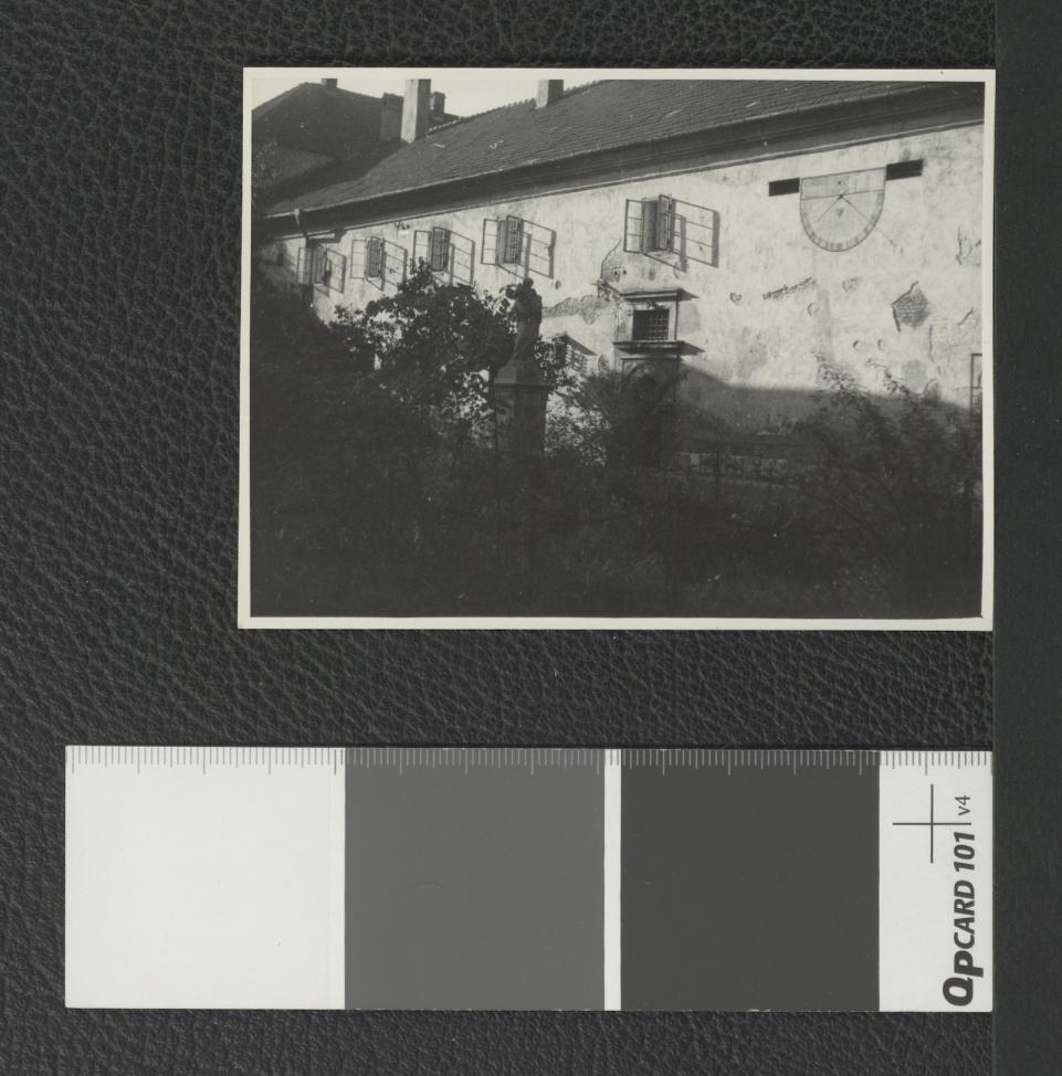 fragment przyklasztornego ogrodu wraz z widocznymi zabudowaniami konwentu oraz rzeźbą figuratywną , skan 2