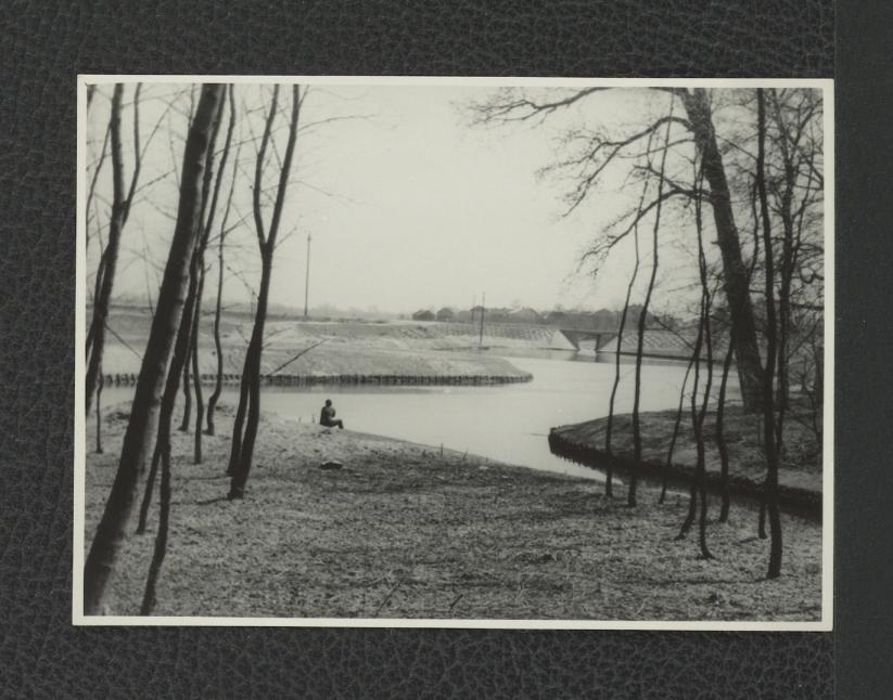 fotografia czarno-biała przedstawiająca most nad złączeniem Jeziora Wilanowskiego i Powsińskiego (obecnie ulica Zygmunta Vogla) możliwe że podczas prac budowlanych; ujęcie z południowej części parku w kierunku południowym, skan 1