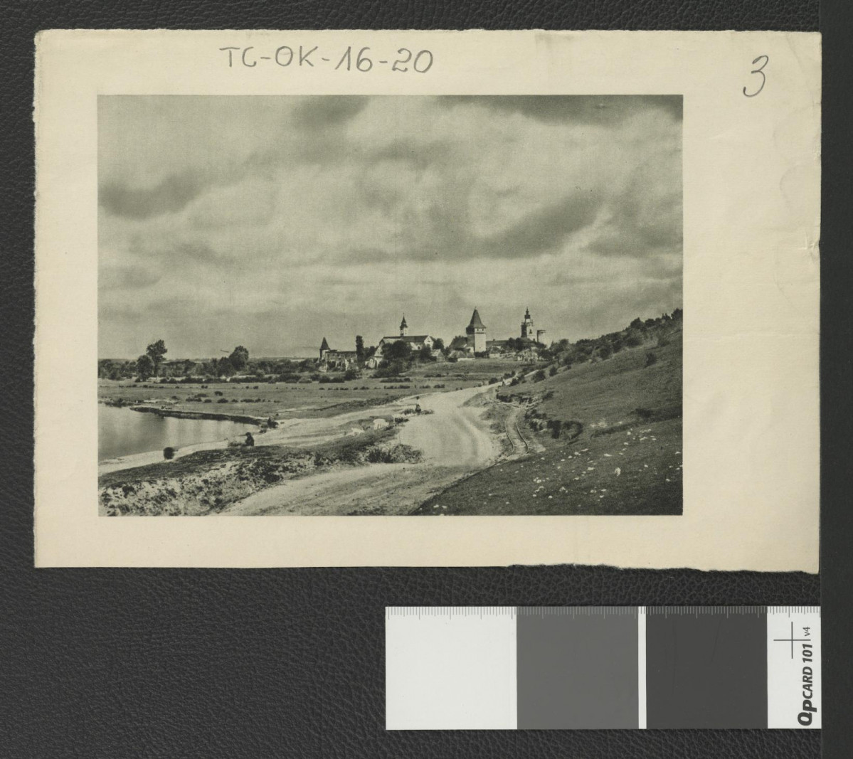 nadbitka reprodukcji dwubarwnej fotografii zamieszczona w Ciołek Gerard, Ogrody polskie, Warszawa 1954, s. 17 wskazującej jedno z założeń cysterskich na terenie Polski – w Sulejowie; na odwrocie reprodukcja rzutu zespołu klasztornego w Mogile opracowana przez Gerarda Ciołka według planu z 1883 r. , skan 1