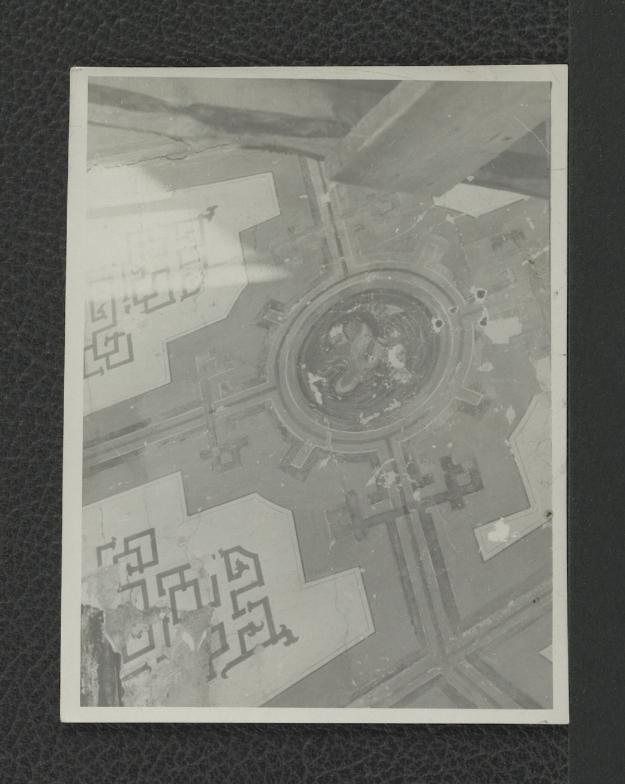 fotografia czarno-biała przedstawiająca fragment uszkodzonych fresków, skan 1