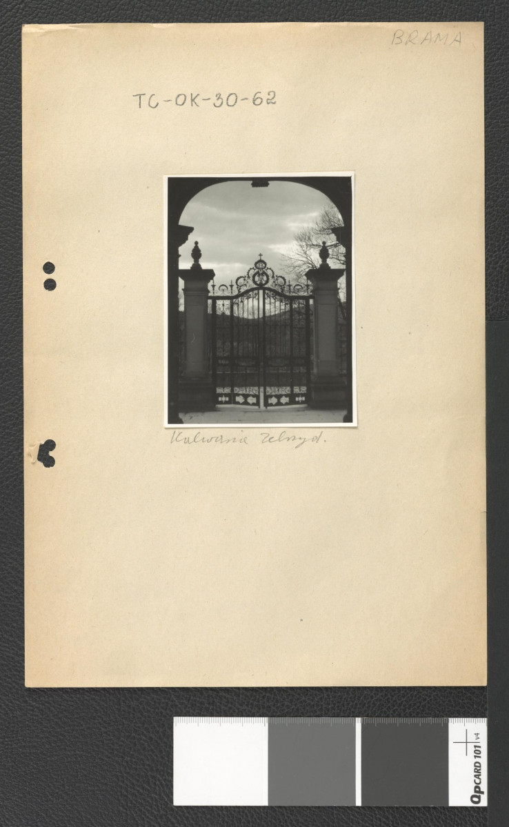 brama przy jednej z kapliczek , skan 1