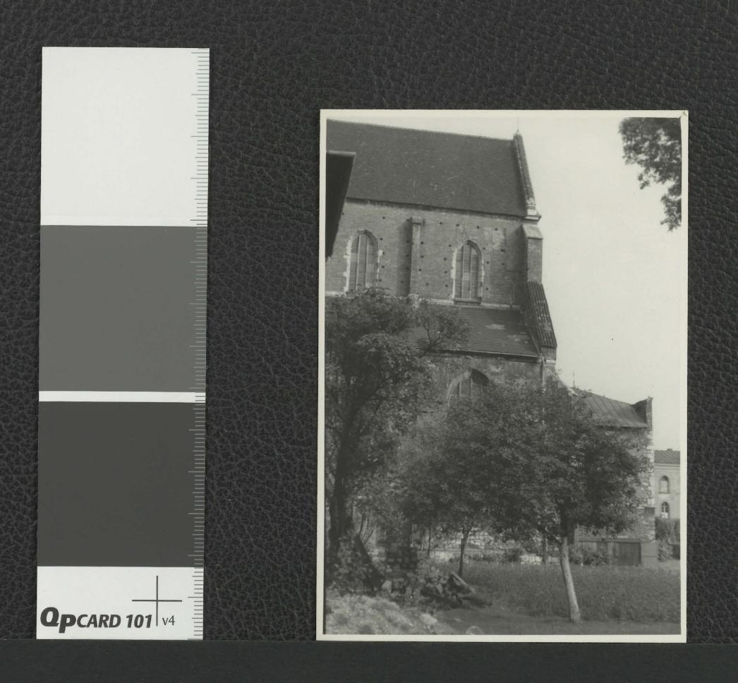 pozytyw przedstawiający fragment zabudowy miejscowego kościoła widoczny od północy z terenu przyklasztornego ogrodu , skan 1