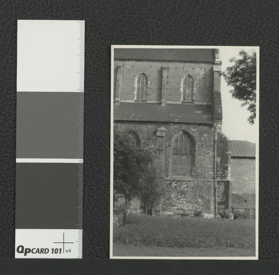 pozytyw przedstawiający fragment zabudowy miejscowego kościoła widoczny od północy z terenu przyklasztornego ogrodu , skan 2
