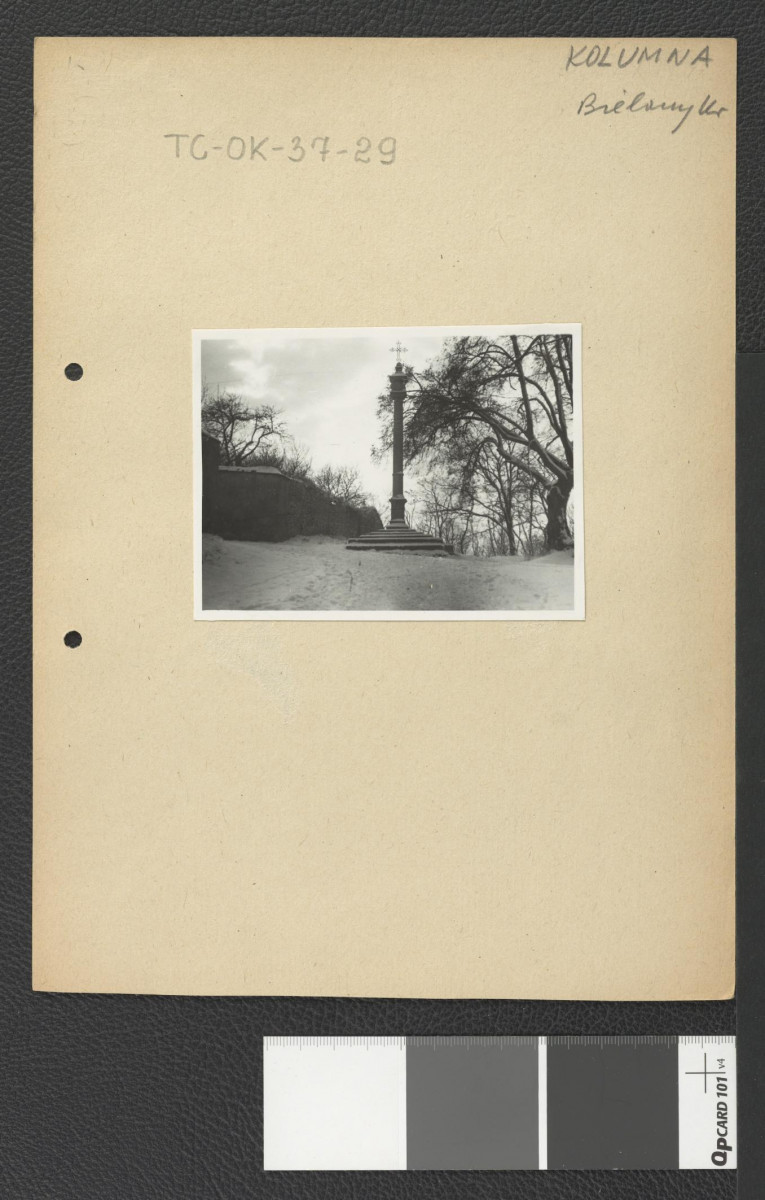 kolumna z wieńczącym ją krzyżem , skan 1