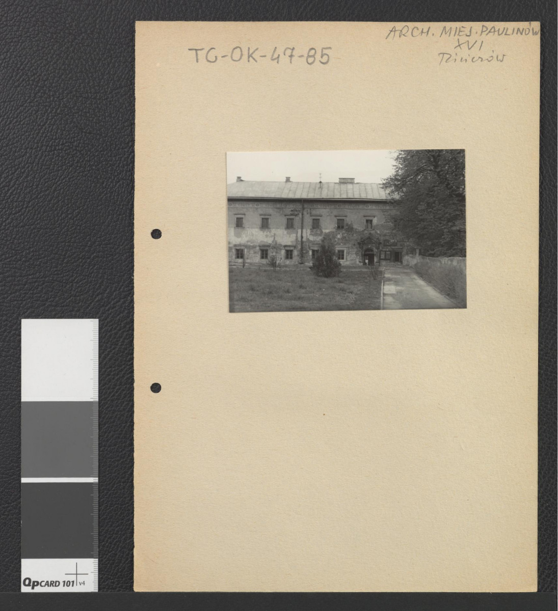 fragment wirydarza klasztoru i tamtejszego ogrodu , skan 1
