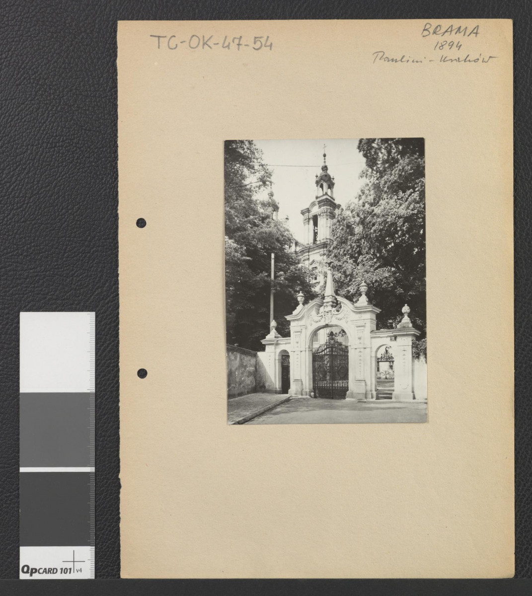 brama przy głównym wejściu na dziedziniec, skan 1