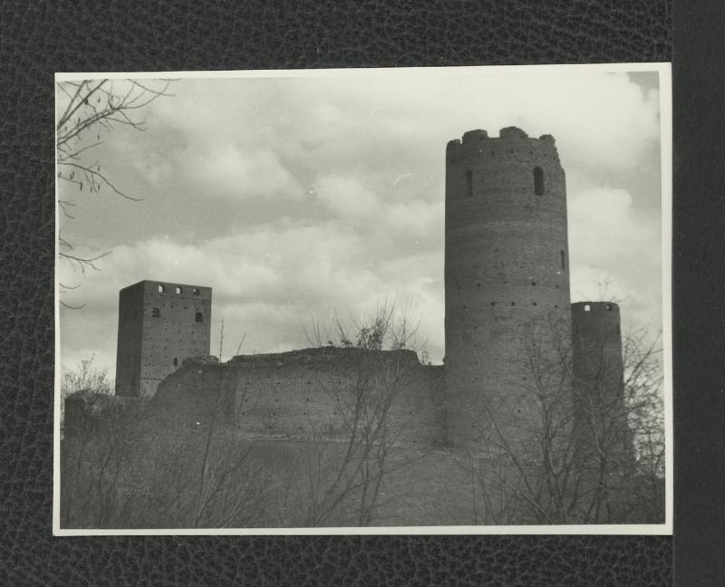 fotografia czarno-biała ukazująca zamek, skan 1